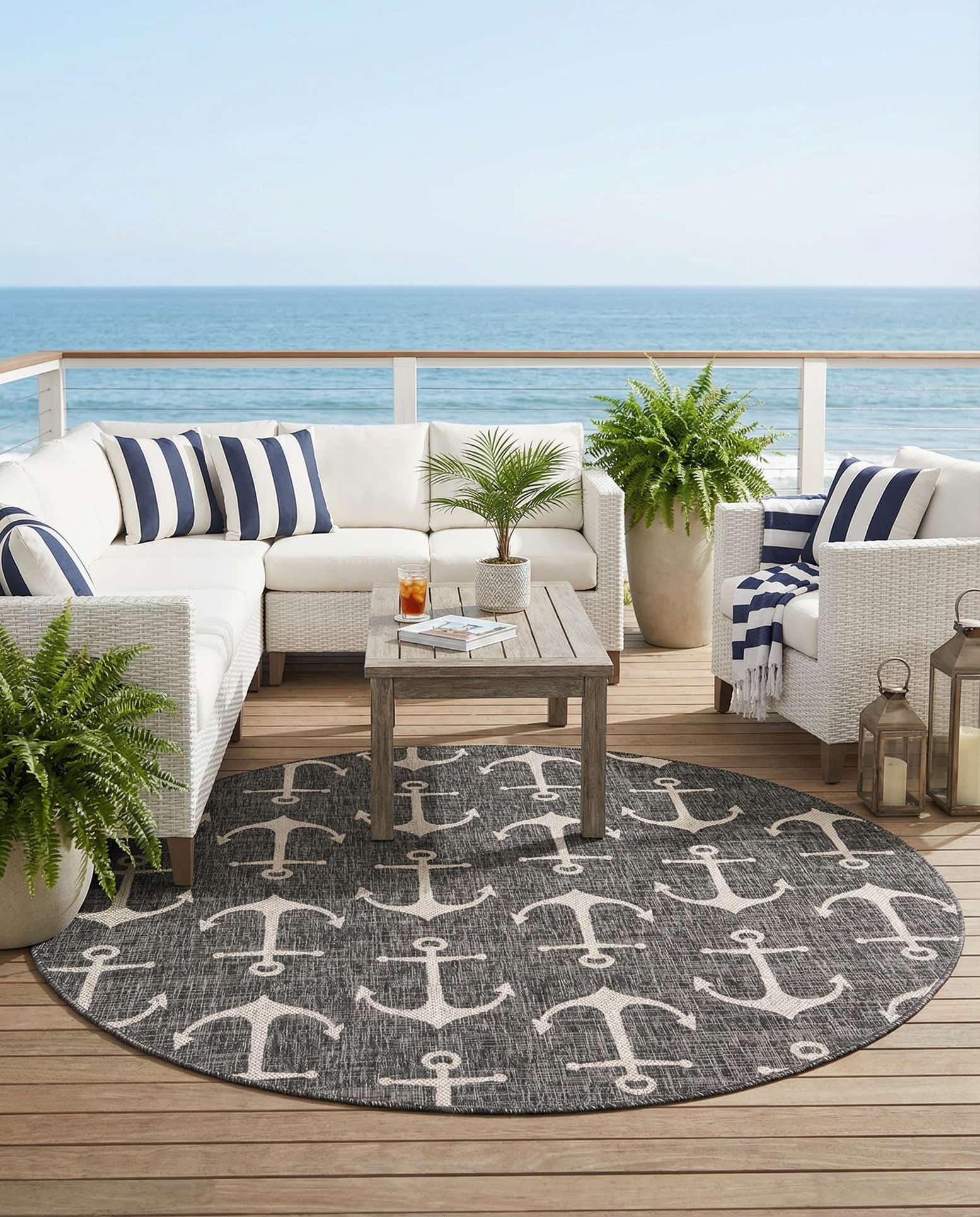 7' 10 x 7' 10 Easy-Clean Coastal Indoor / Outdoor Round Rug