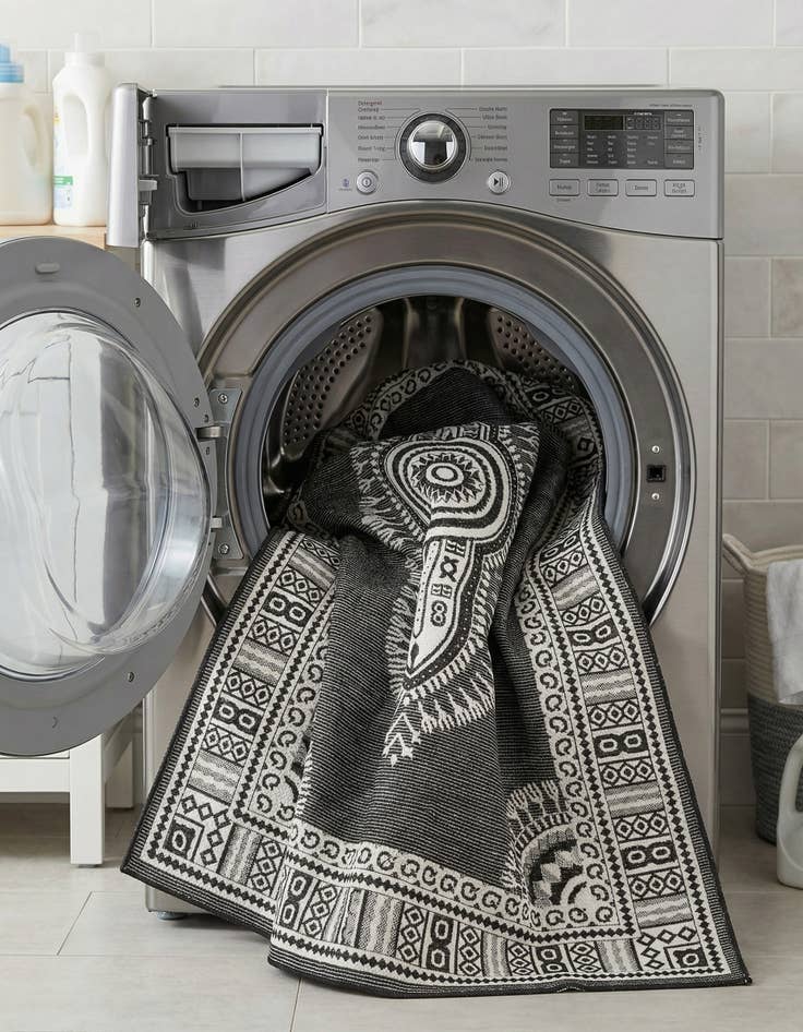 Detail image of 7' 10 x 10'  Washable Traditional Indoor / Outdoor Rug