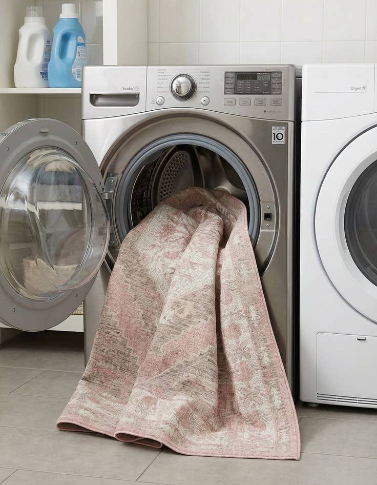 Detail image of  7' x 10'  Washable Traditional Indoor / Outdoor Rug