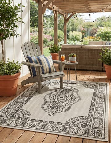 4' x 6' Easy-Clean Traditional Indoor / Outdoor Rug