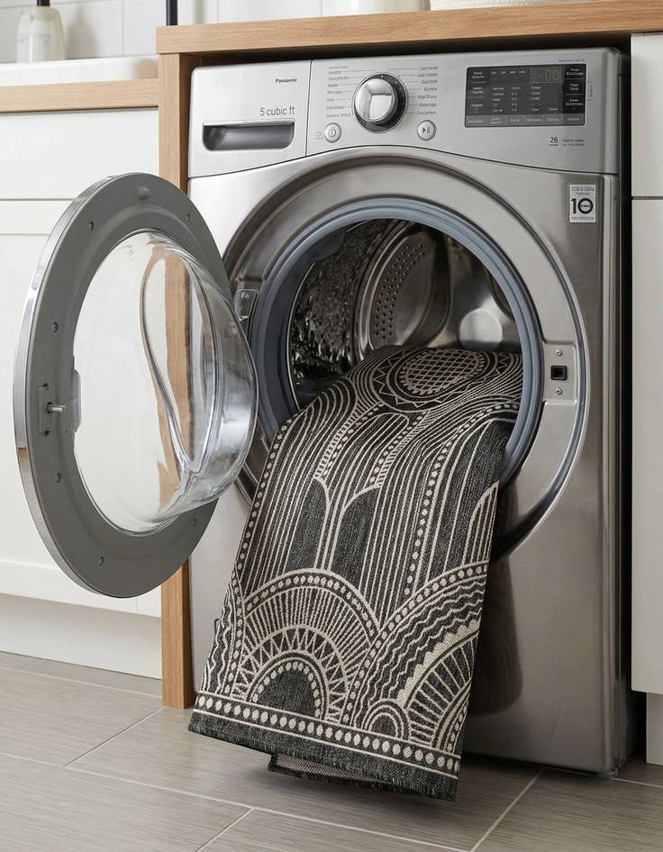 Detail image of  6' 1 x 9'  Washable Traditional Indoor / Outdoor Rug