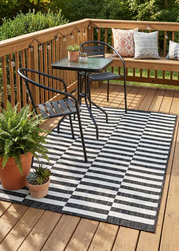 4' x 6' Easy-Clean Striped Indoor / Outdoor Rug
