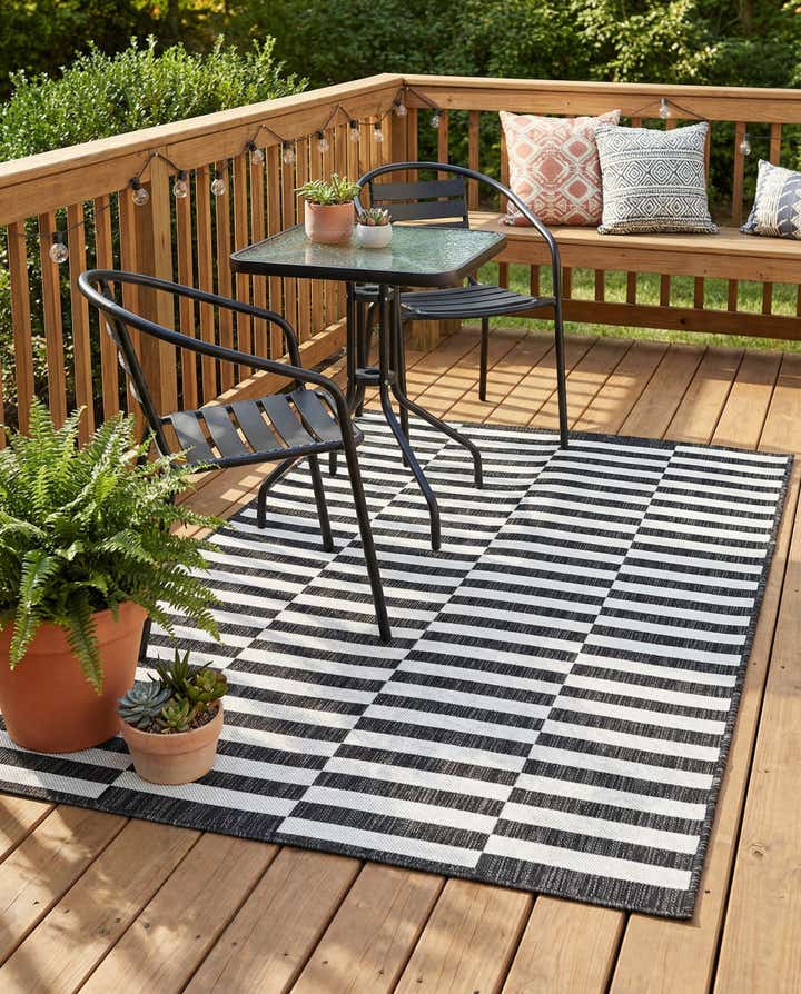 4' x 6' Easy-Clean Striped Indoor / Outdoor Rug