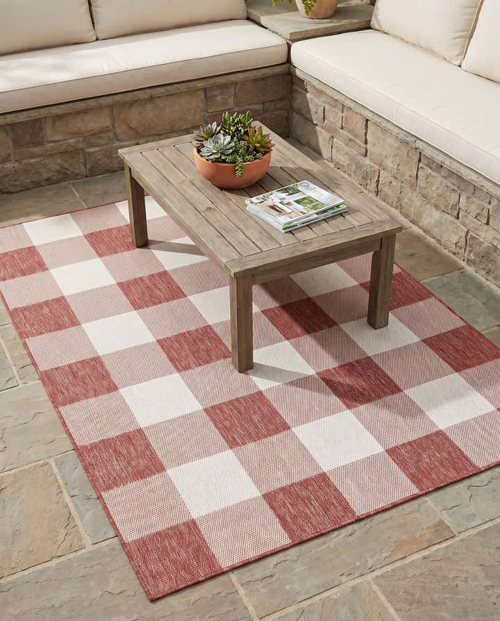 5' 3 x 7' Easy-Clean Checkered Indoor / Outdoor Rug