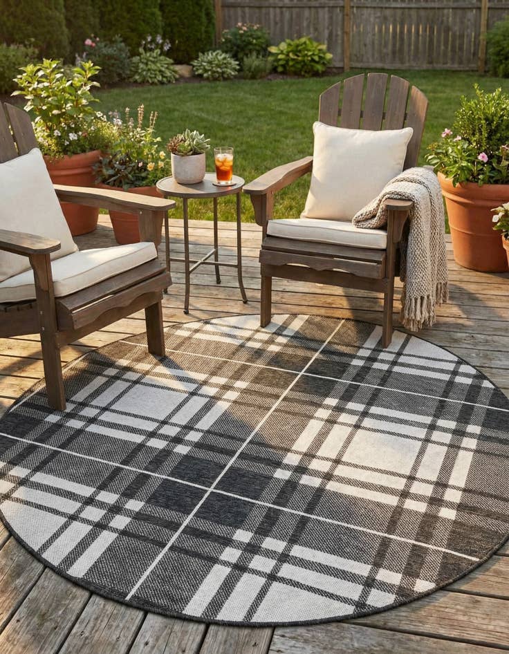 Detail image of 6' x 6'  Washable Checkered Indoor / Outdoor Round Rug