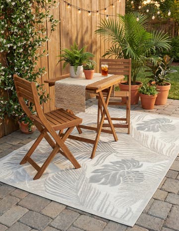 Gray Easy-Clean Botanical Indoor / Outdoor Rug