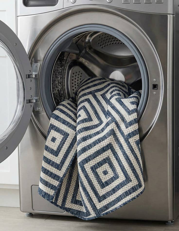 Detail image of 3' x 3'  Washable Modern Indoor / Outdoor Round Rug