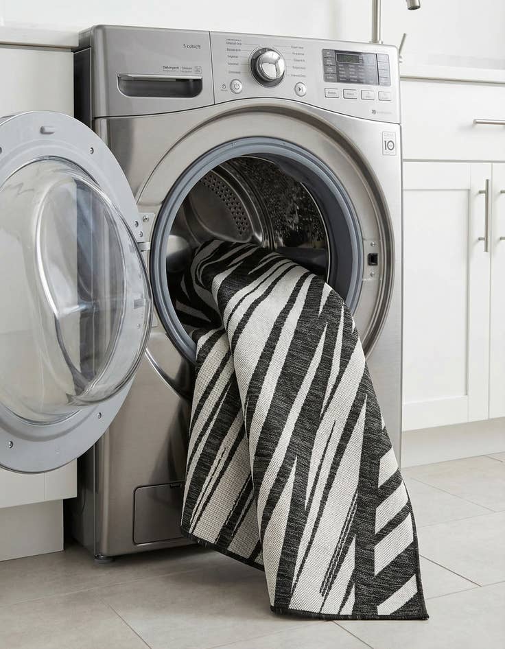 Detail image of 7' 10 x 7' 10  Washable Modern Indoor / Outdoor Square Rug