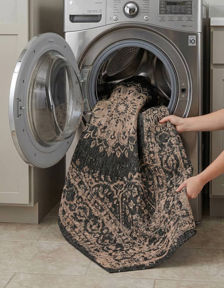 Detail image of  6' x 9'  Washable Traditional Indoor / Outdoor Rug