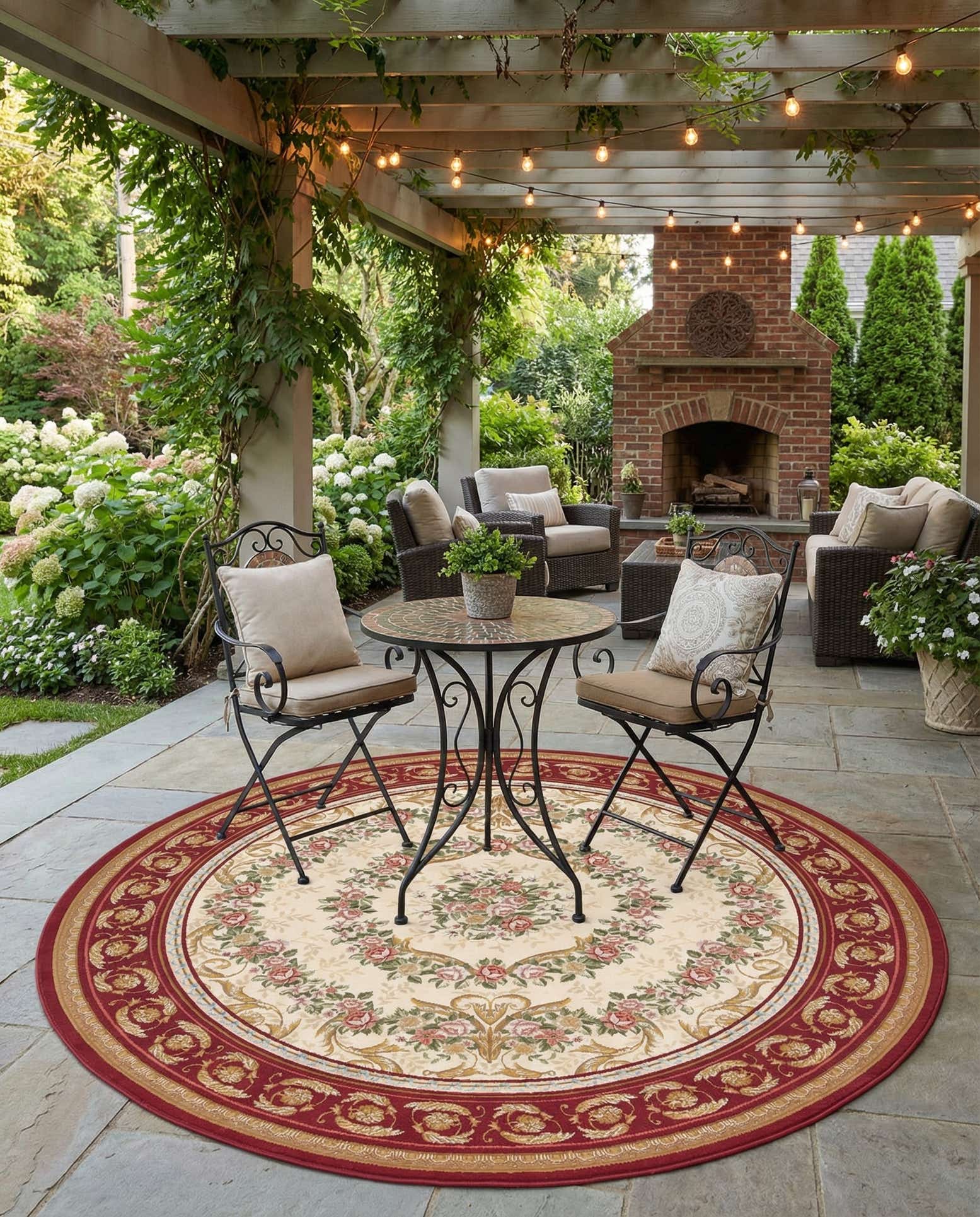 7' 10 x 7' 10 Easy-Clean Traditional Indoor / Outdoor Round Rug