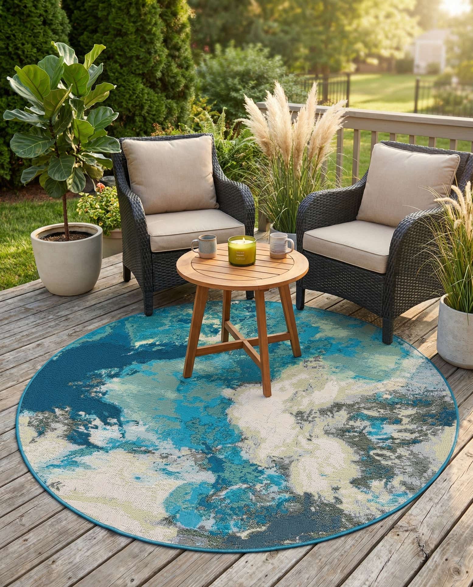 4' 1 x 4' 1 Easy-Clean Modern Indoor / Outdoor Round Rug