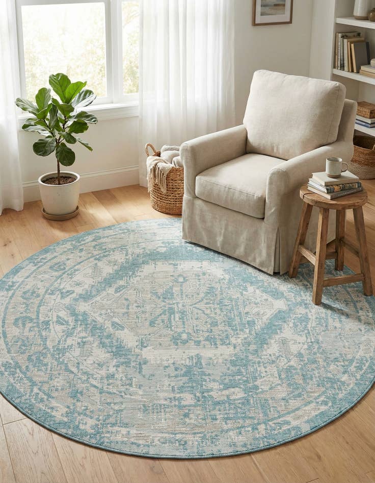 Detail image of 7' 10 x 7' 10 Easy-Clean Traditional Indoor / Outdoor Round Rug