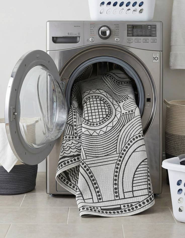 Detail image of 7' 10 x 7' 10  Washable Traditional Indoor / Outdoor Round Rug