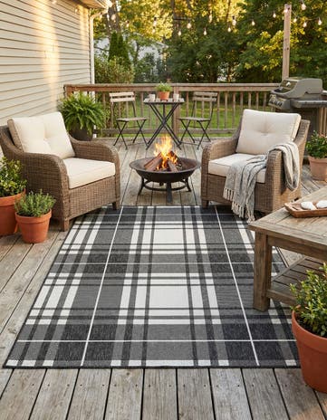 5' 3 x 7' Easy-Clean Checkered Indoor / Outdoor Rug