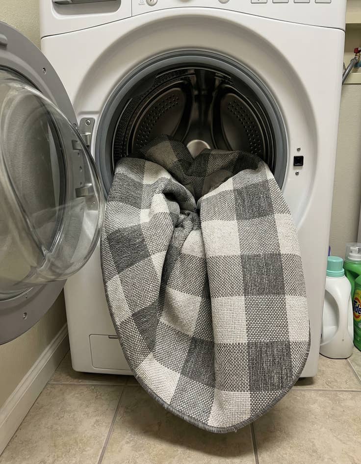 Detail image of  7' 10 x 7' 10  Washable Checkered Indoor / Outdoor Round Rug