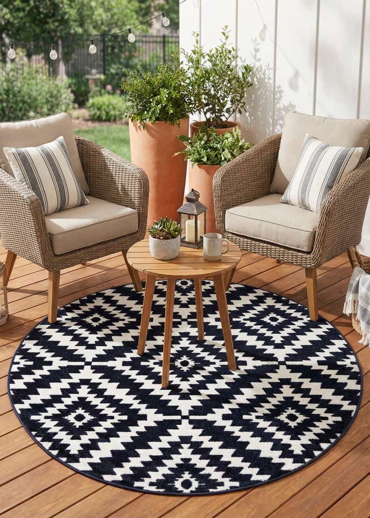 5' x 5' Easy-Clean Sabrina Soto Indoor / Outdoor Round Rug