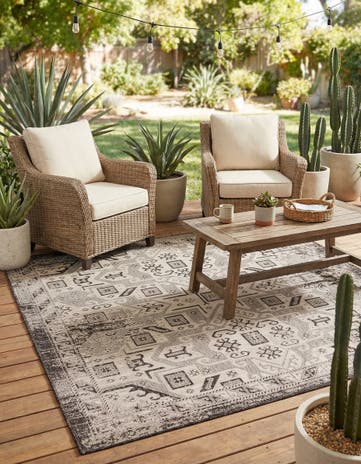 7' 10 x 7' 10 Easy-Clean Aztec Indoor / Outdoor Square Rug