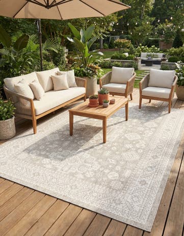 Light Gray Easy-Clean Aztec Indoor / Outdoor Rug