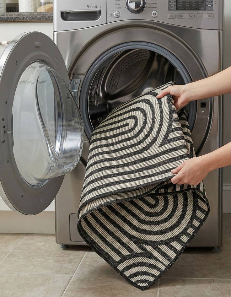 Detail image of 4' x 6'  Washable Modern Indoor / Outdoor Rug