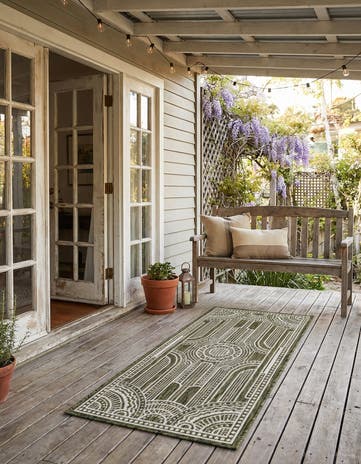 Green Easy-Clean Traditional Indoor / Outdoor Runner Rug