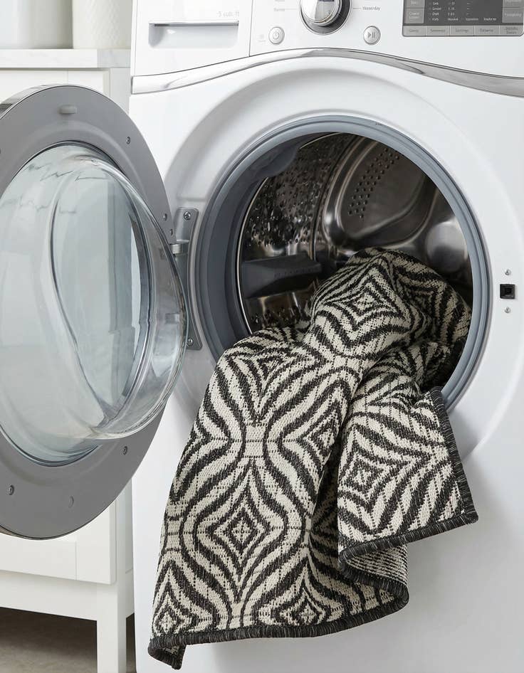 Detail image of 2' x 3'  Washable Trellis Indoor / Outdoor Rug