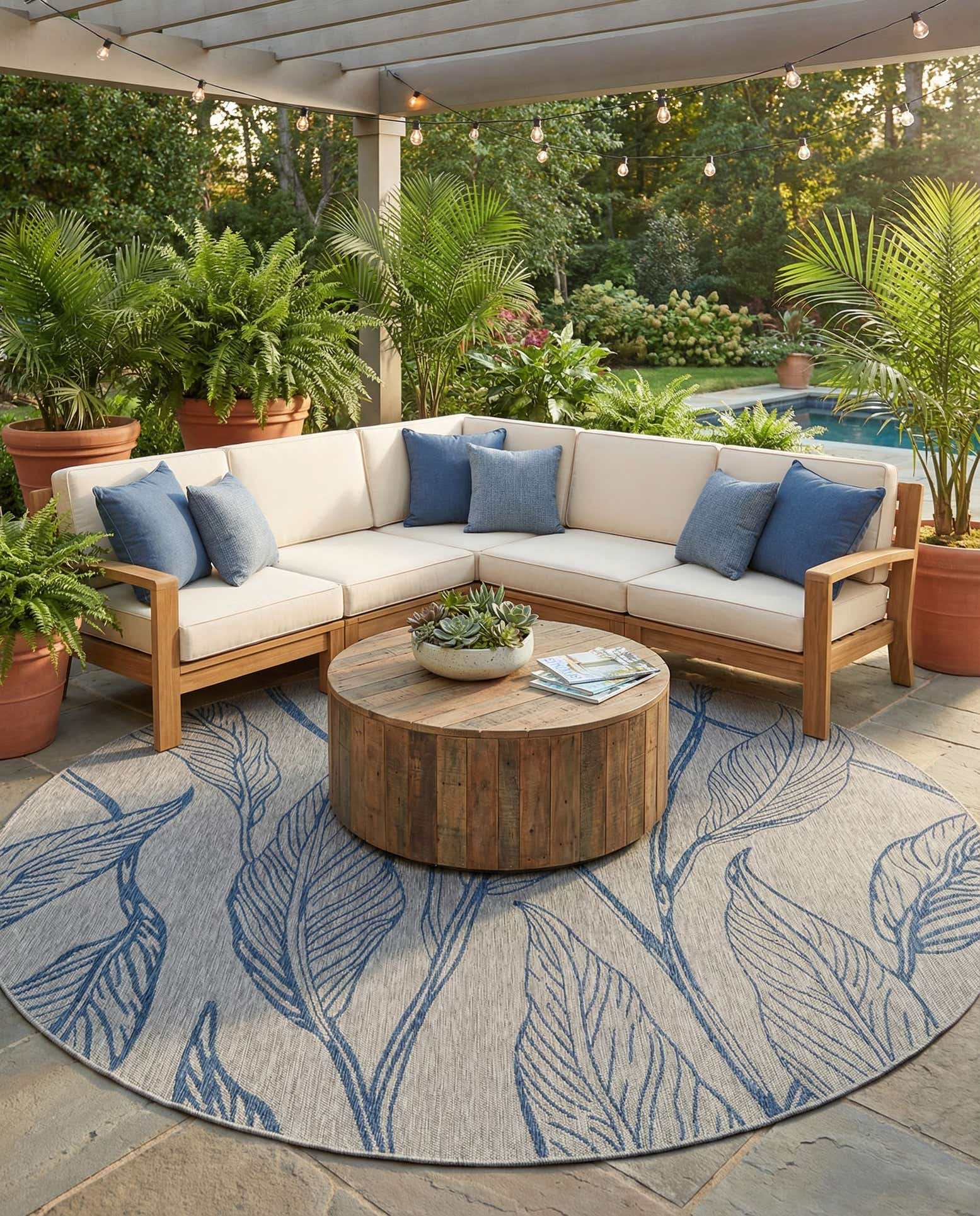 13' x 13' Easy-Clean Botanical Indoor / Outdoor Round Rug