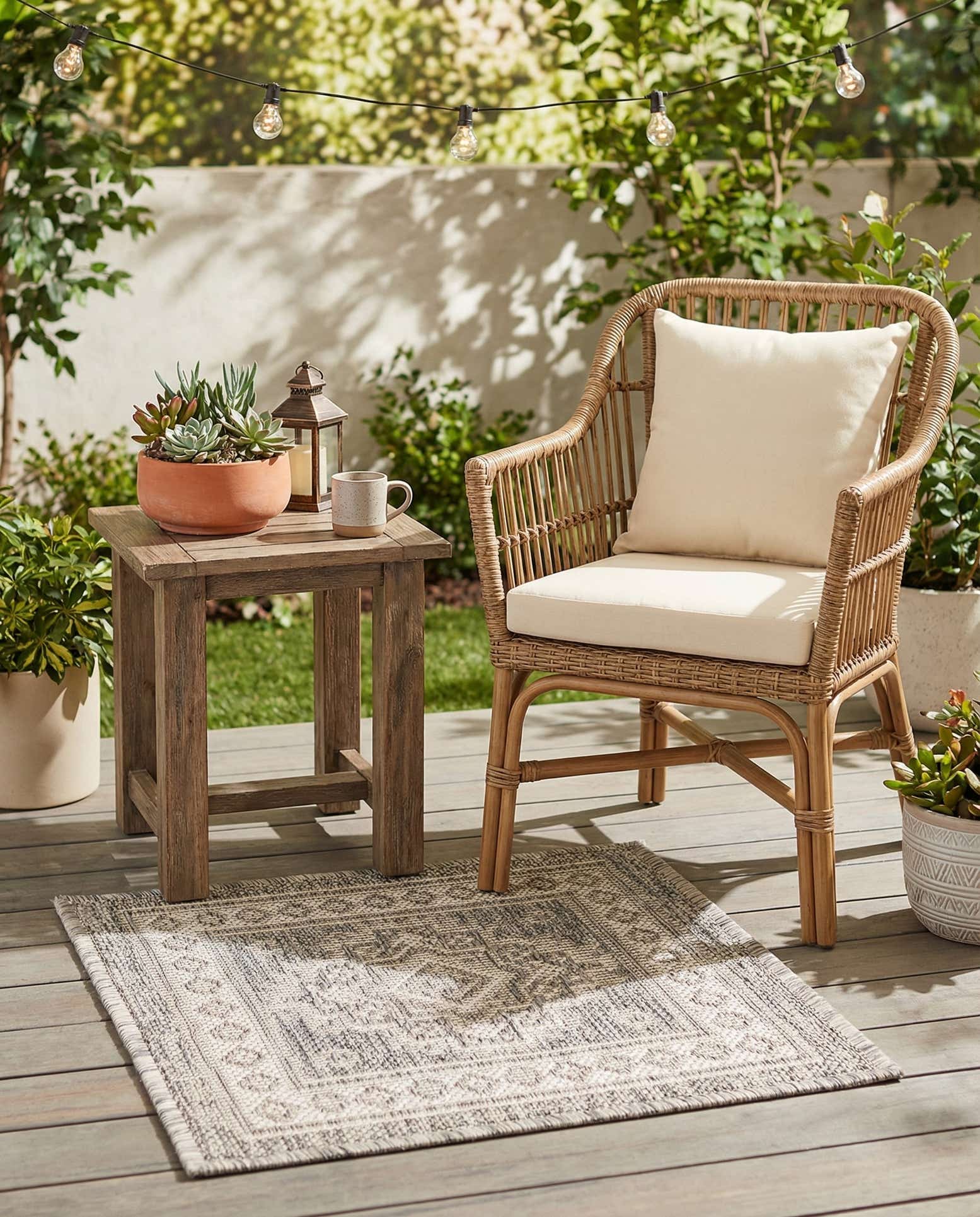 1' 4 x 1' 4 Easy-Clean Aztec Indoor / Outdoor Sample Rug