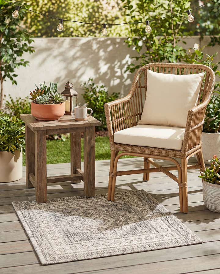 1' 4 x 1' 4 Easy-Clean Aztec Indoor / Outdoor Sample Rug