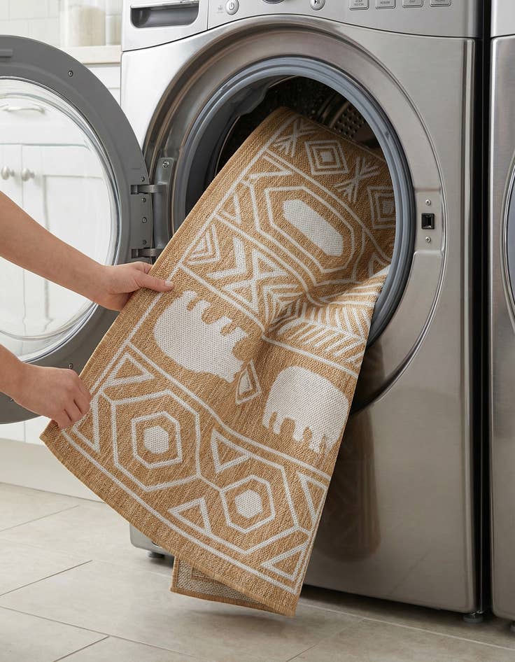 Detail image of 6' x 9'  Washable Southwestern Indoor / Outdoor Rug