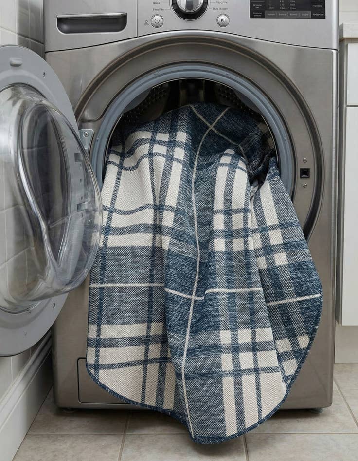 Detail image of 6' x 6'  Washable Checkered Indoor / Outdoor Round Rug