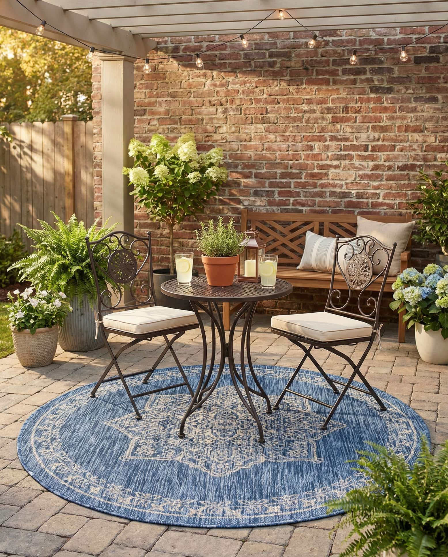 4' x 4' Easy-Clean Traditional Indoor / Outdoor Round Rug