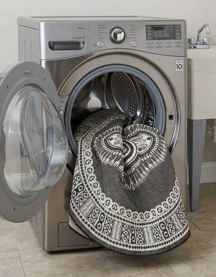 Detail image of 6' x 6'  Washable Traditional Indoor / Outdoor Round Rug