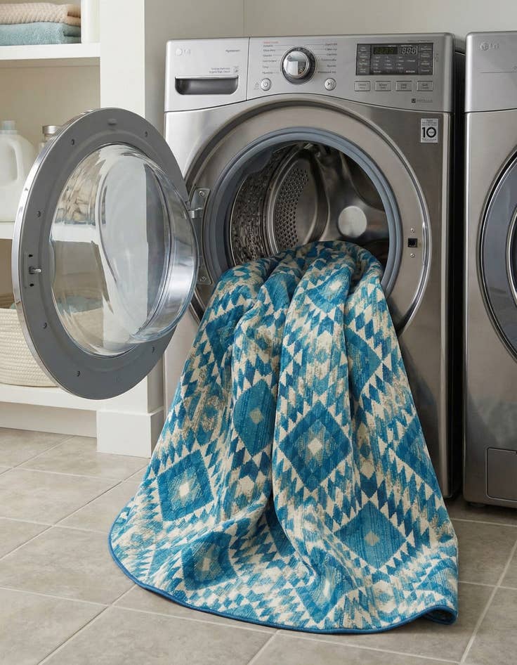 Detail image of 7' 10 x 7' 10  Washable Southwestern Indoor / Outdoor Round Rug