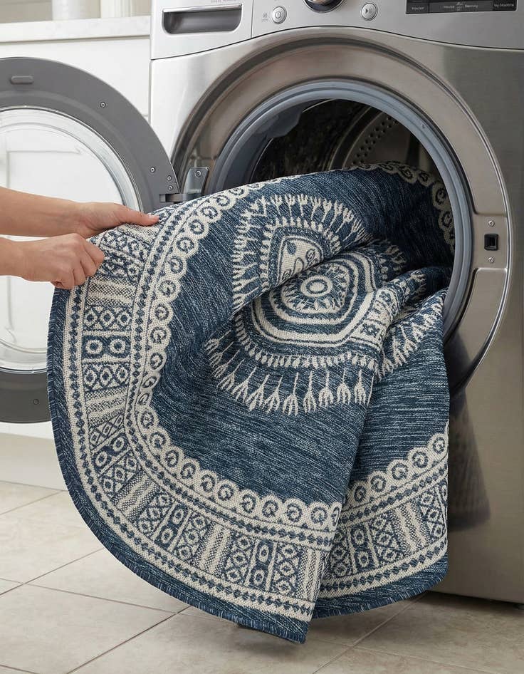 Detail image of 6' x 6'  Washable Traditional Indoor / Outdoor Round Rug