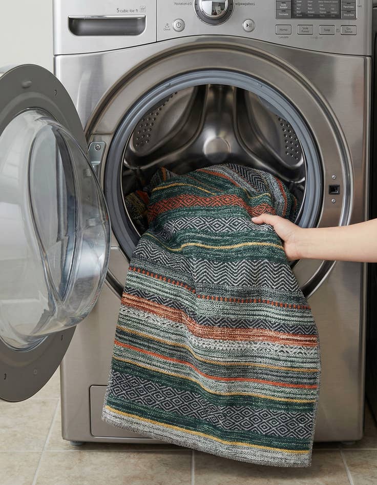 Detail image of 2' x 3'  Washable Yara Rug