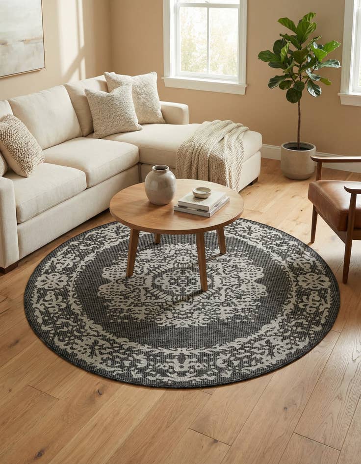 Detail image of 6' x 6' Easy-Clean Traditional Indoor / Outdoor Round Rug