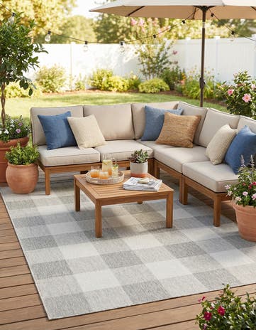 6' x 9' Easy-Clean Checkered Indoor / Outdoor Rug
