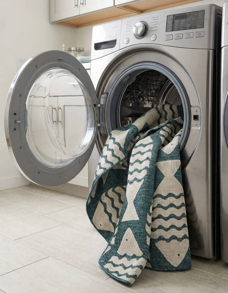 Detail image of 7' 10 x 7' 10  Washable Coastal Indoor / Outdoor Round Rug