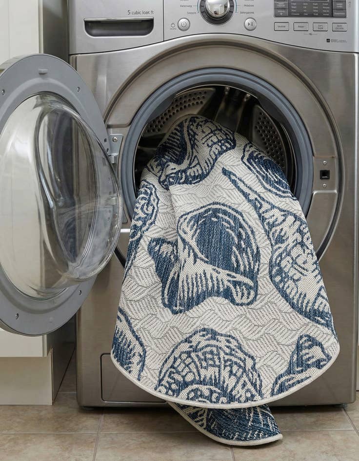 Detail image of  3' x 3'  Washable Coastal Indoor / Outdoor Round Rug