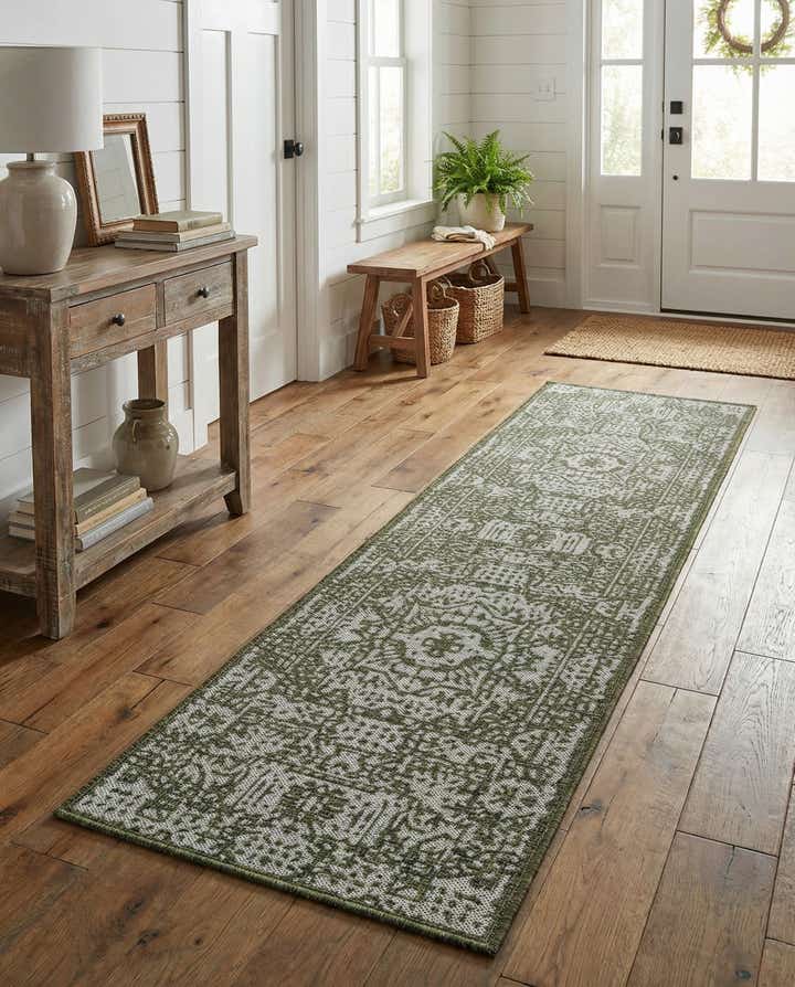 2' x 8' Easy-Clean Traditional Indoor / Outdoor Runner Rug