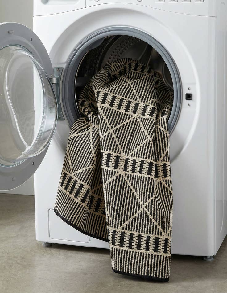 Detail image of  6' x 9'  Washable Lattice Indoor / Outdoor Rug