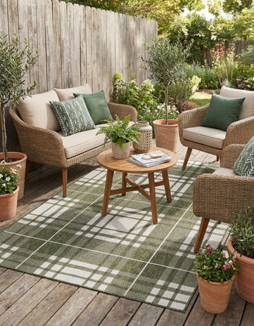 5' 3 x 8' Easy-Clean Checkered Indoor / Outdoor Rug