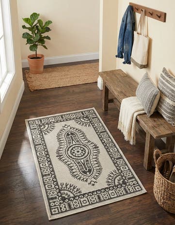 2' x 3' Easy-Clean Traditional Indoor / Outdoor Rug