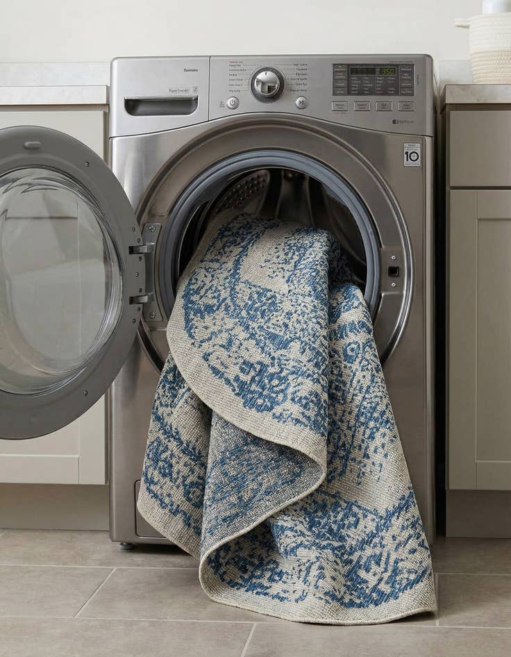 Detail image of 7' 10 x 10'  Washable Traditional Indoor / Outdoor Oval Rug