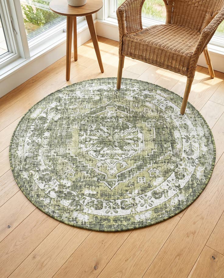 Detail image of 4' x 4' Easy-Clean Traditional Indoor / Outdoor Round Rug
