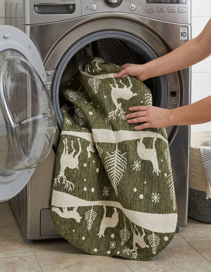 Detail image of  5' 3 x 5' 3  Washable Holiday Indoor / Outdoor Round Rug