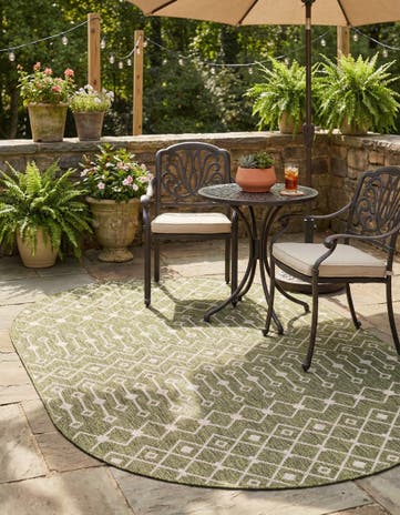 5' 3 x 8' Easy-Clean Lattice Indoor / Outdoor Oval Rug