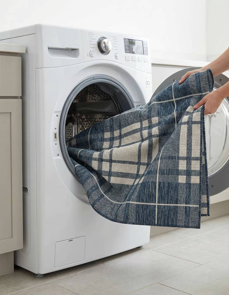 Detail image of  5' 3 x 8'  Washable Checkered Indoor / Outdoor Rug