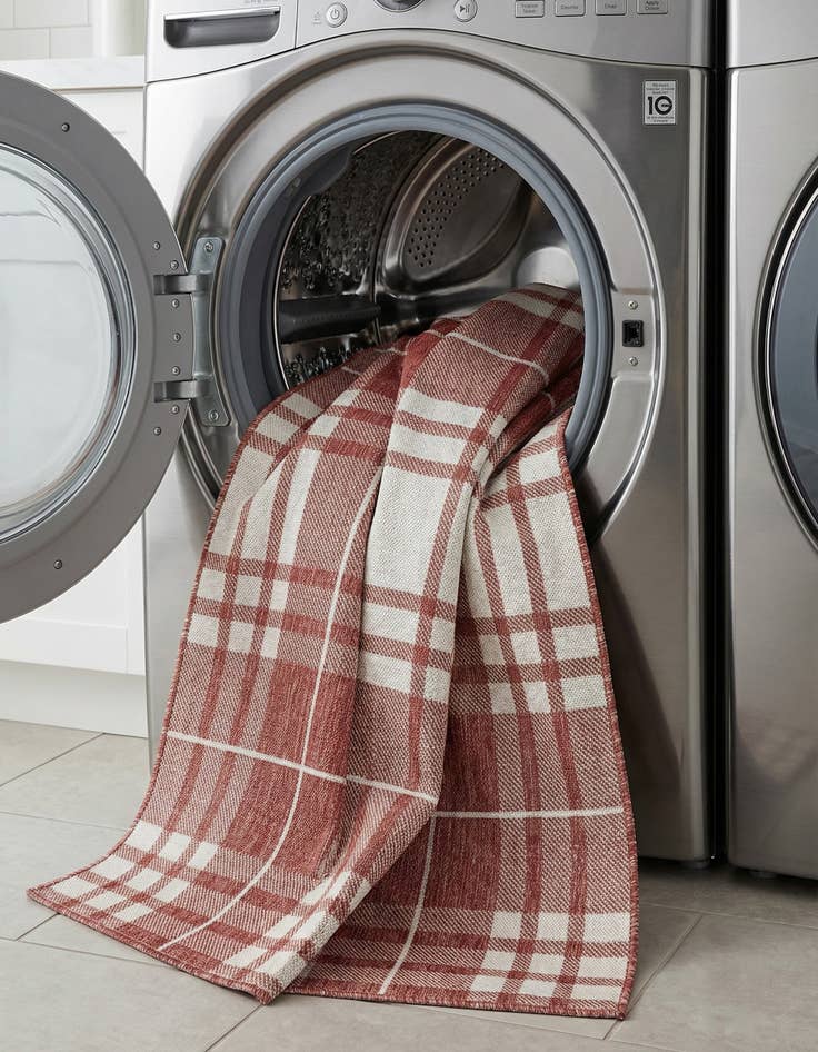 Detail image of  5' 3 x 8'  Washable Checkered Indoor / Outdoor Rug