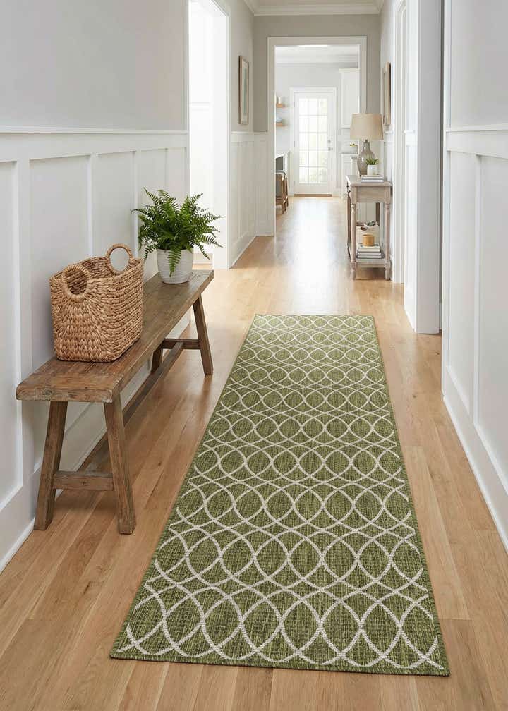 2' 7 x 10' Easy-Clean Trellis Indoor / Outdoor Runner Rug